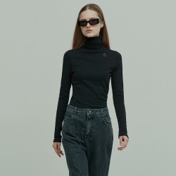 LOGO EMBROIDERED TURTLE NECK TOP WASHED BLACK