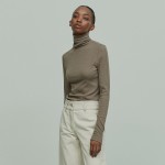 LOGO EMBROIDERED TURTLE NECK TOP MOCHA