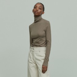 LOGO EMBROIDERED TURTLE NECK TOP MOCHA