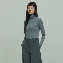 LOGO EMBROIDERED TURTLE NECK TOP GRAY