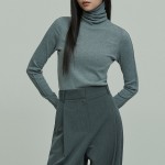 LOGO EMBROIDERED TURTLE NECK TOP GRAY