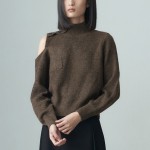 HIGHNECK CUTOUT SHOULDER SWEATER CHOCOLATE